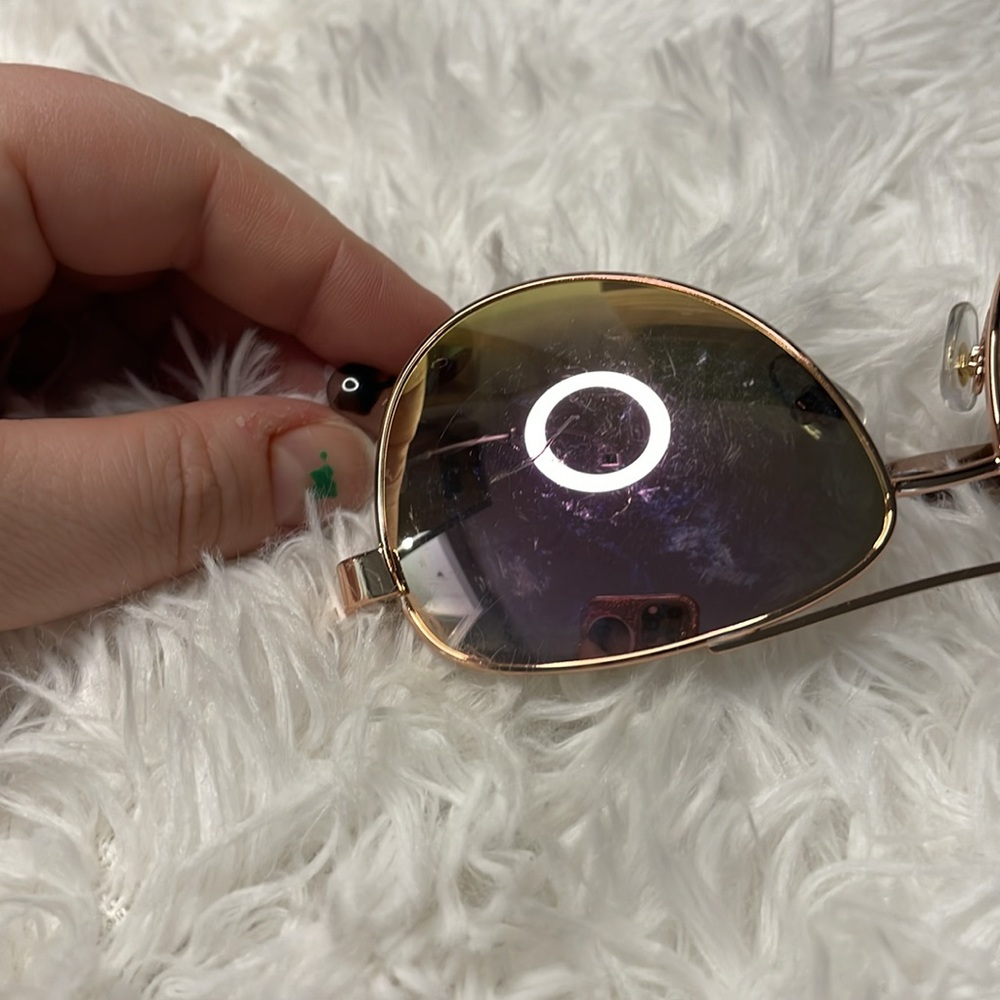 Stylish Gold Aviator Sunglasses - Picture 4 of 5